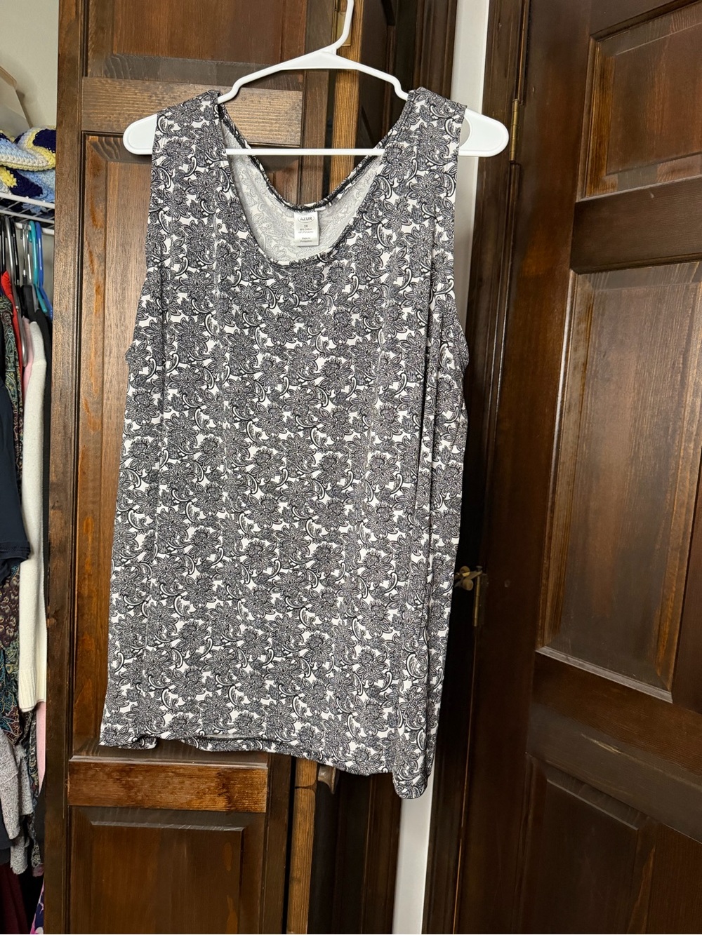 Sleeveless Black & White Floral Scoop Neck Tank Top